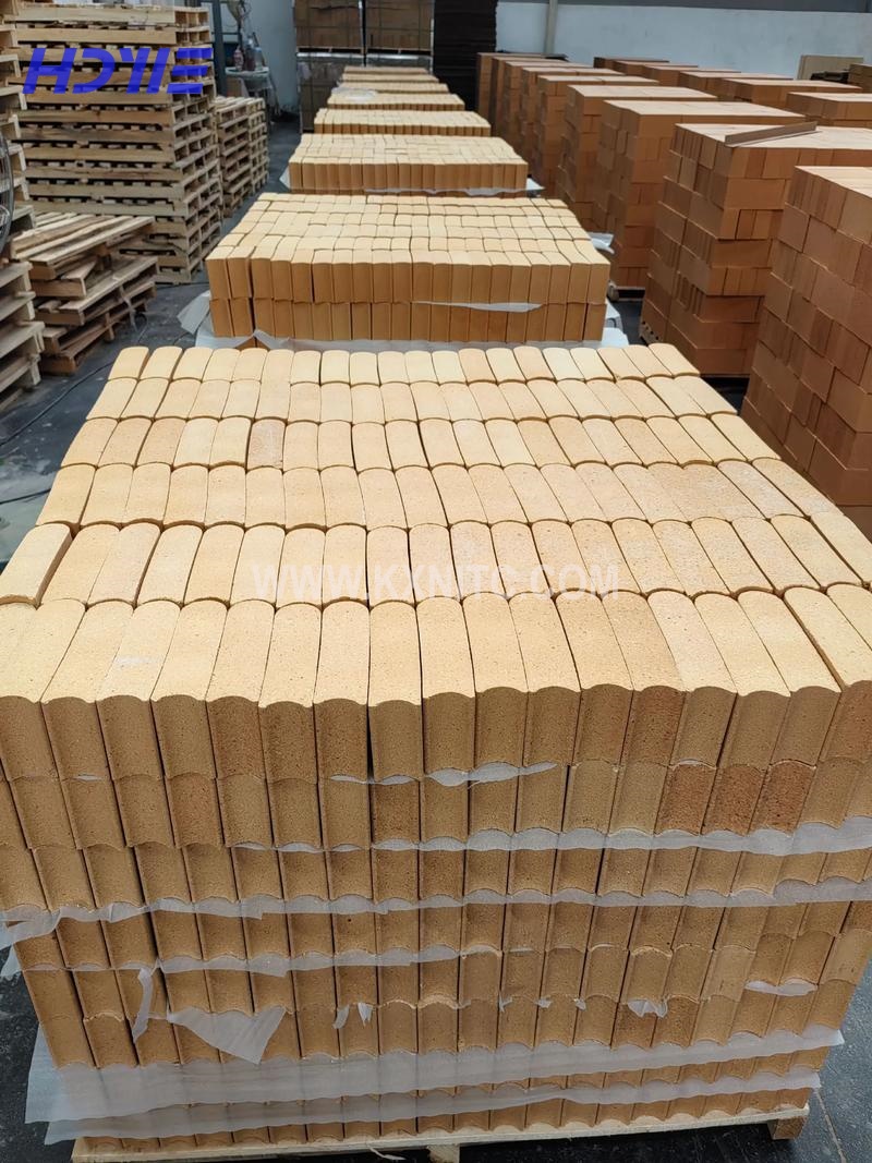 Refractory brick